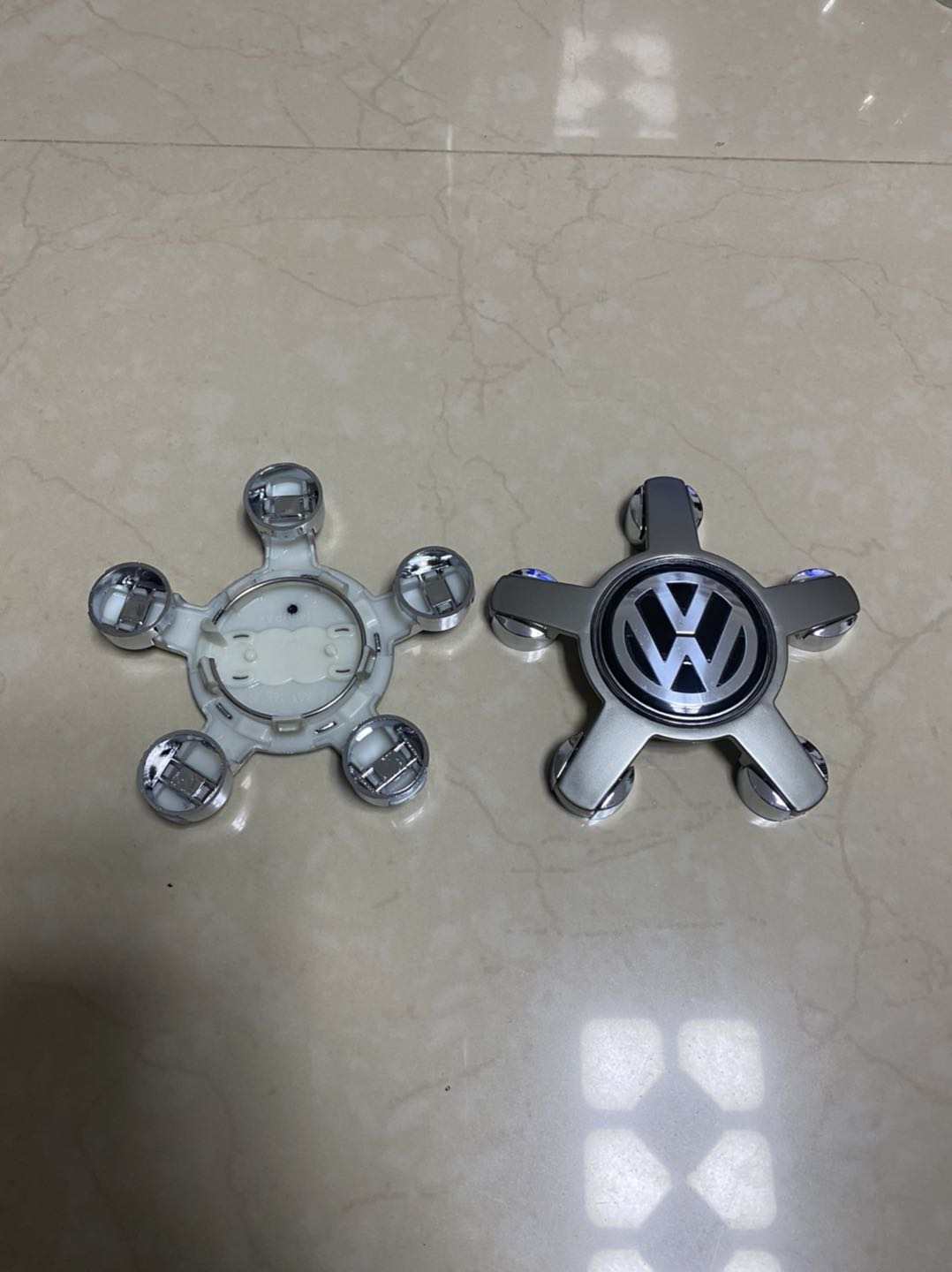 VW grå centerkapsler 135mm 4 stk